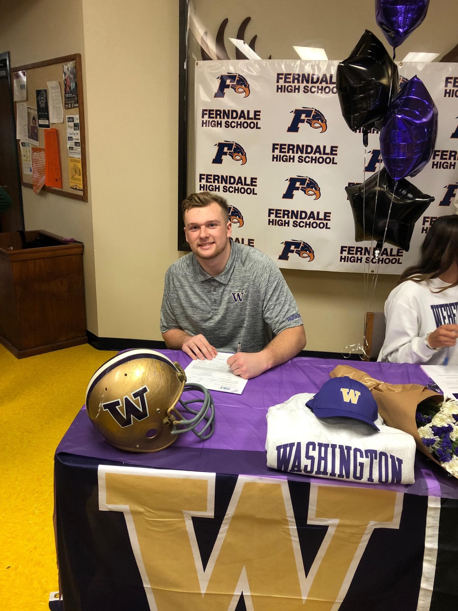 Ferndale star Hatchett officially signs with Huskies